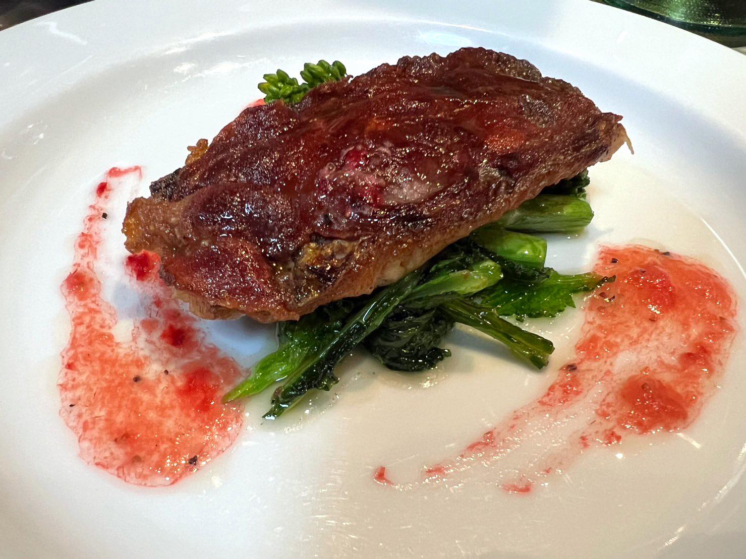 館山産地魚と生ハムの重ね焼き いちごのビネグレットソース