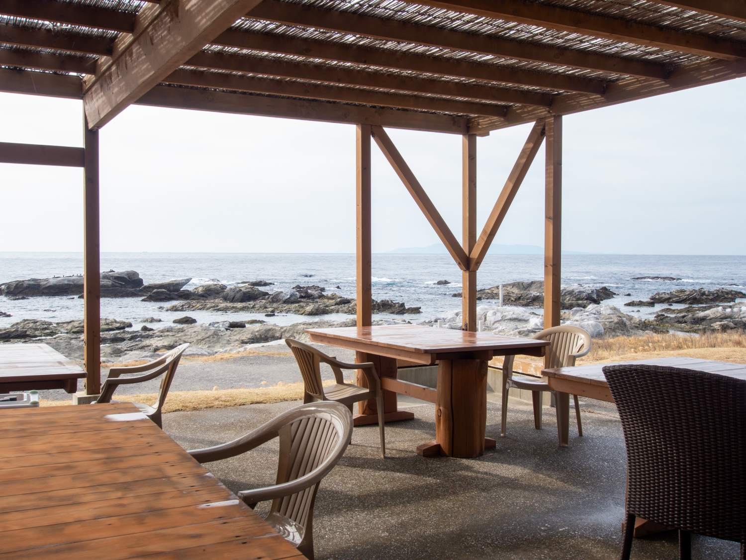 テラス席の目の前は海